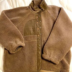 Women’s teddy bear/sherpa jacket.
